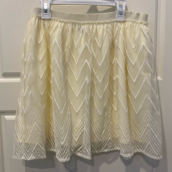 2/$10 American Eagle Outfitters White Chevron Stripe Mesh Skirt Size S - Picture 1 of 3